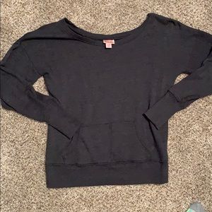 Wide neck light sweatshirt.
